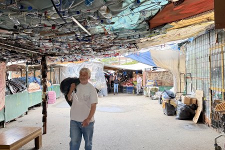 Plastic boven de markt tegen zon en regen