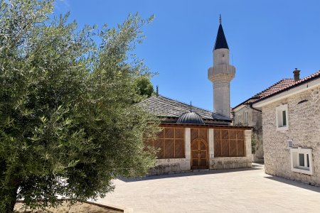 Een mini moskee en oude olijfboom, Trebinje