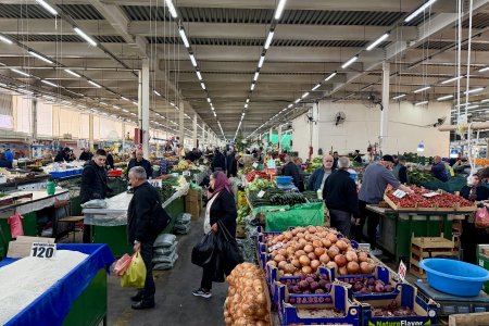 De overdekte markt in De Oude Bazaar van Skopje