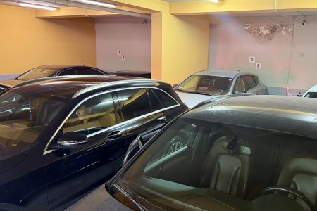 Onze auto staat dubbel geparkeerd in een krappe garage in Tirana