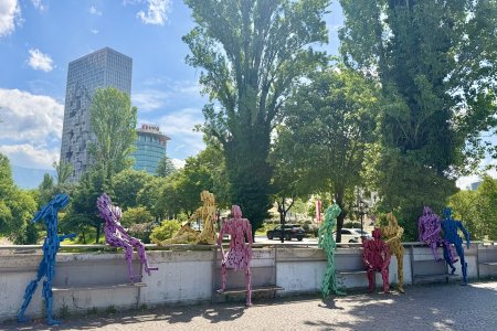 Kleurrijke kunst op straat in Tirana