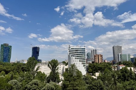 De skyline van Tirana wordt snel uitgebreid