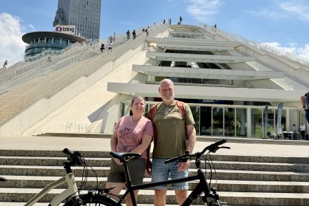 Poseren met fietsen voor de piramide van Tirana