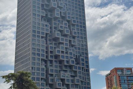 De kaart van Albanië zit verwerkt in het gebouw