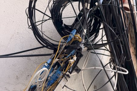 Een klein voorbeeld van losse kabels, hier zit ook glasvezel bij