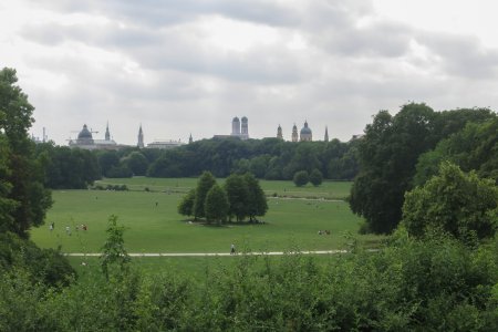 De skyline van Munchen vanuit de English garden