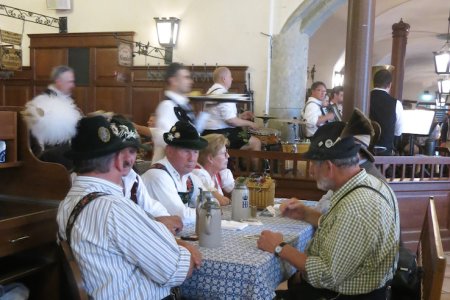 Een van de vele stamtafels in het Hofbrauhaus