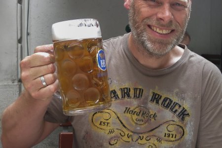 Een litertje in de Hofbrauhaus, met worst natuurlijk