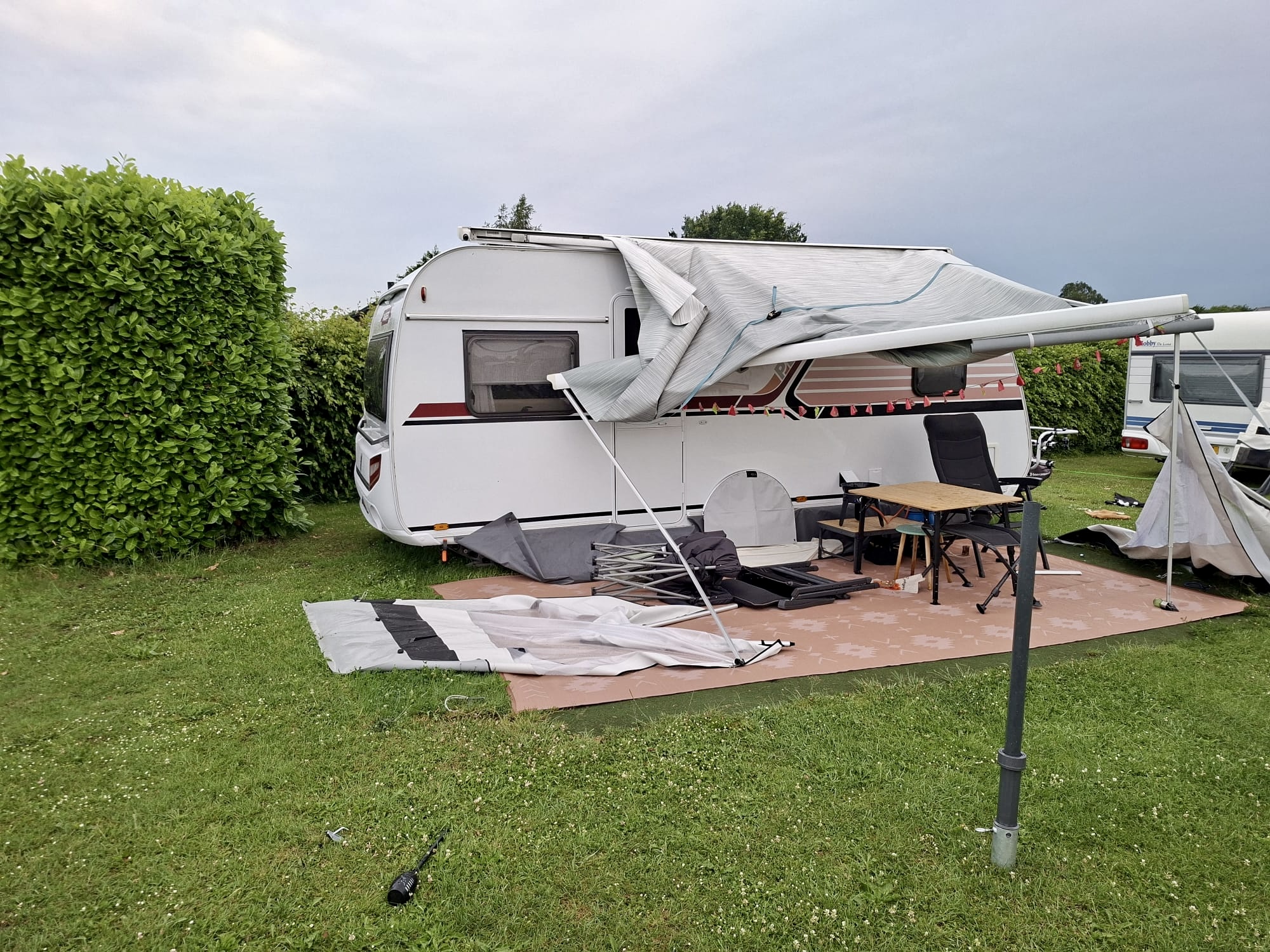 Eind juni 2026 is de caravan luifel kapot gewaaid