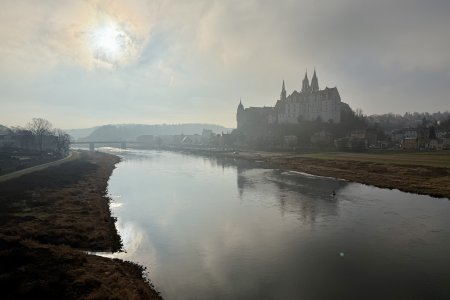 Een wolk van mist trekt vanaf de Elbe de stad in