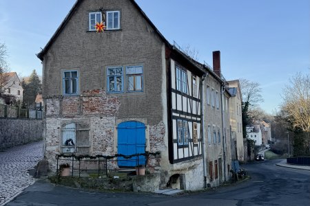 Er staan bijzonder veel vervallen gebouwen in de stad