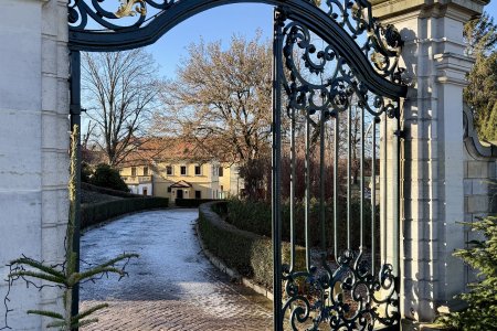 Toegangspoort naar een kasteeltje