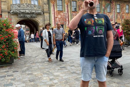 Als echte toeristen doen we mee met de lokale gewoonten, een drankje op de brug