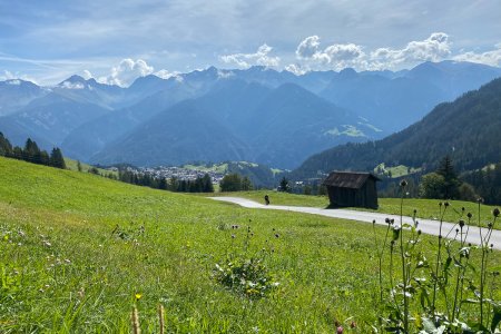 Uitzicht op Serfaus tijdens een wandeling