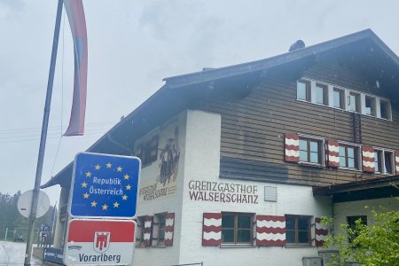 De grens met Duitsland, de weg naar Oostenrijk loopt dood