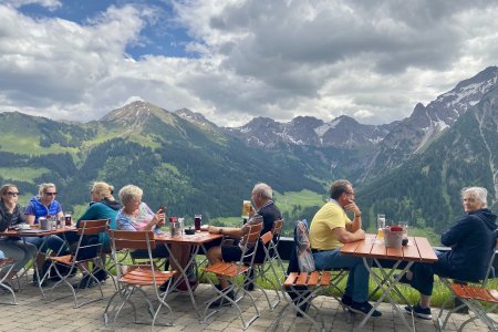 Een bakkie koffie met uitzicht over het Kleinwalsertal