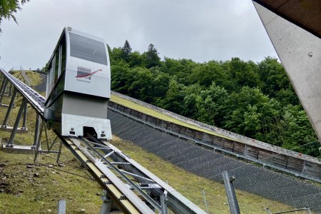 Met dit bakje worden we naar de skivlieg schans gebracht