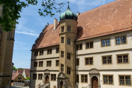De ramen van dit gebouw zijn net zo schuin als het trappenhuis