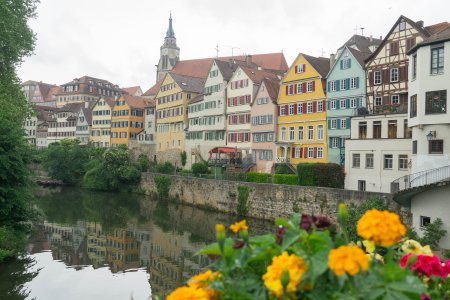 Grote gekleurde huizen aan de Neckar in Tübingen