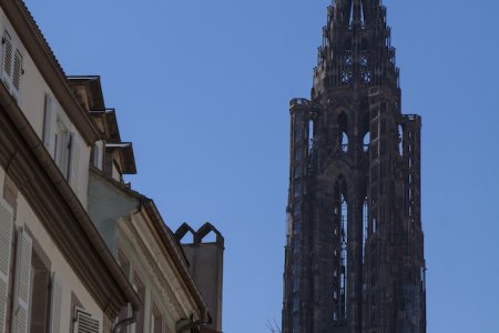 De toren van de kathedraal is opvallend open