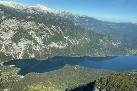 Uitzicht op het meer van Bohinj en het Triglav gebergte