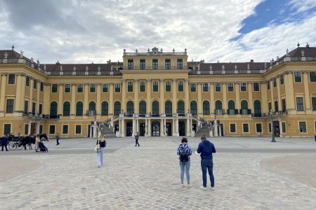De voorkant van Schloss Schönbrunn, het voormalig paleis van keizerin Sissi