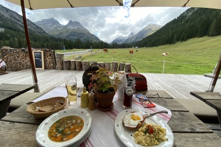 Een goede lunch is wel nodig op een wandeling van 18KM