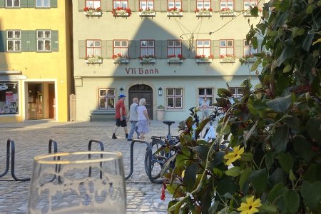 Een biertje met uitzicht op het middeleeuwse centrum van Dinkelsbühl