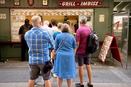 In de rij voor een broodje worst, rare toeristen