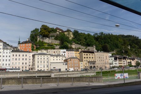 De overkant van de Salzach rivier