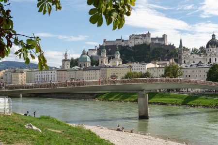 Een mooi uitzicht over de rivier, oude stad en Hohen Salzburg