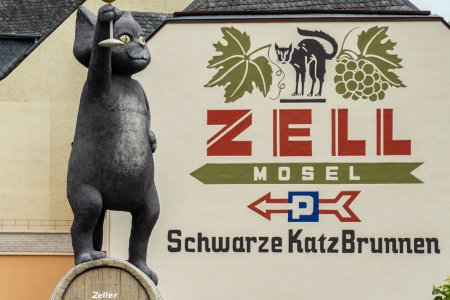 De Zeller Schwarze Katz op de toegangsweg naar het plaatsje Zell