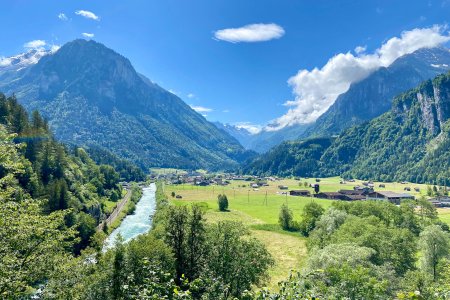 Uitzicht over Innertkirchen, langs de rivier ligt onze camping