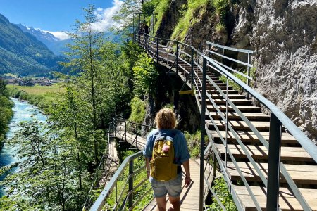 We wandelen de Aareslucht in, een kloof vlakbij de camping