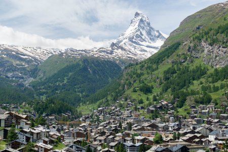 De Matterhorn, met op de voorgrond het plaatsje Zermatt