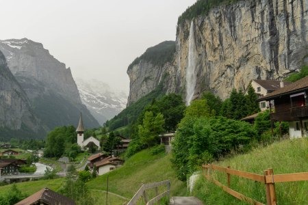 Uitzicht op Lauterbrunnen en de bekende waterval