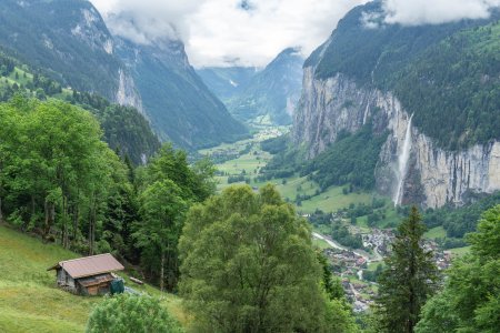 Lauterbrunnental met rechts de Staubbach Wasserfall