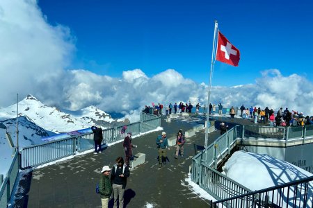 Bovenop de Schilthorn, boven de wolken