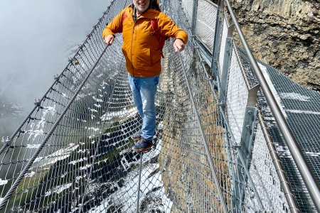 Pat loopt over een stalen kabel op de thrillwalk in Birg