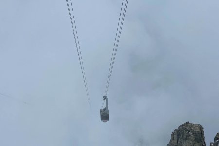 De gondel komt door de wolken naar boven