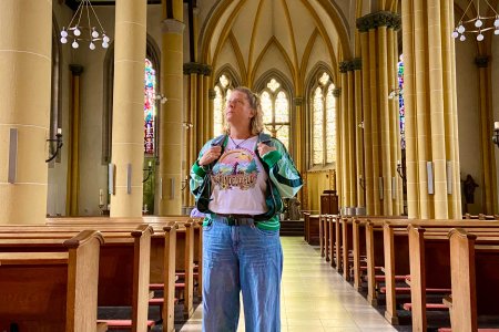 Syl bekijkt een kerkje in Saarburg