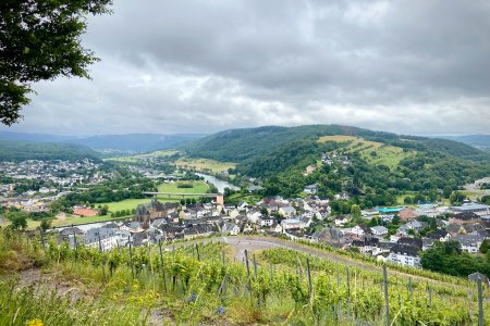 Uitzicht over Saarburg en rivier de Saar