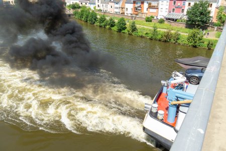 Het schip geeft vol gas om snel de brug onderdoor te varen