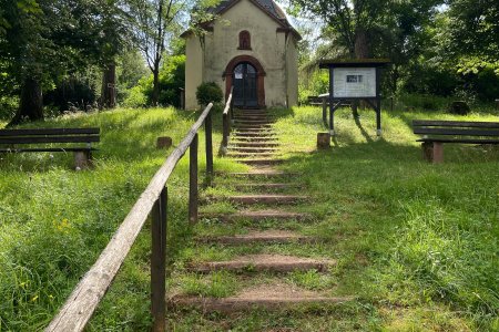 Een kappelletje op de berg achter Camping Leukbachtal