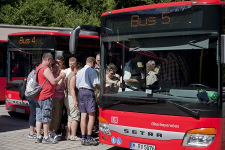 Toeristen zonder geduld op de bus de Kehlstein op