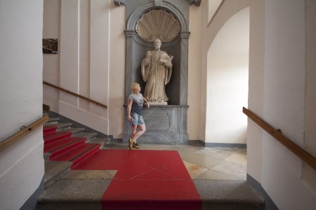 Syl poseert met een beeld in Stift Göttweig