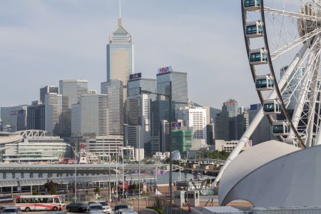 Een reuzenrad nabij de ferries in Hong Kong central