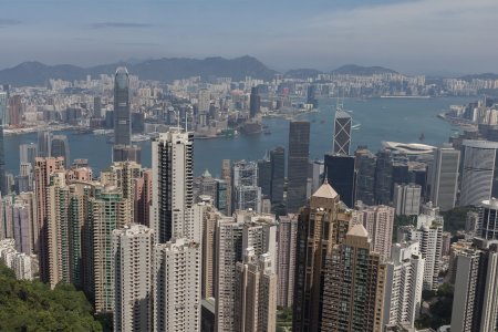De enorme skyline van Hong Kong en Victoria Harbour