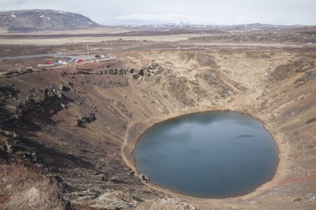 De Kerio krater met een meer van grondwater erin