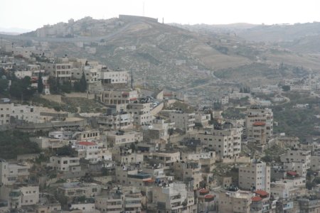 Uitzicht vanaf de Tempelberg op de muur om de Westbank